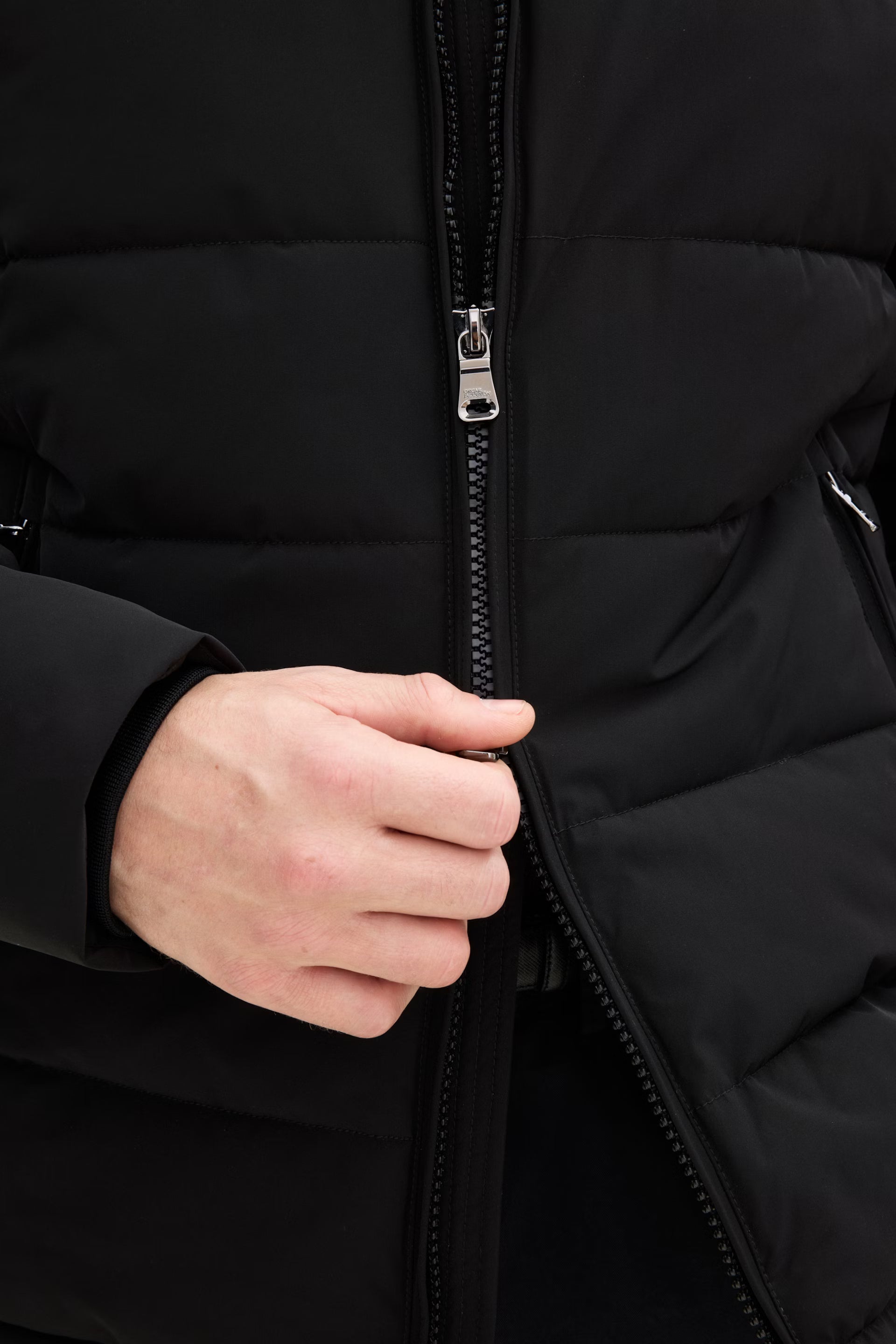 HOODED PUFFER VIND- OG VANDAFVISENDE JAKKE