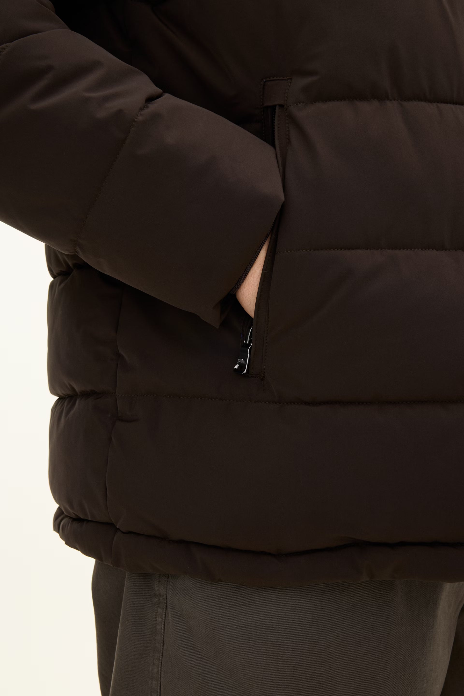 HOODED PUFFER VIND- OG VANDAFVISENDE JAKKE